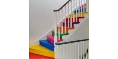 Украшение лестницы красочными обоями